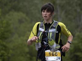 cantalupo ligure, italia - 15 de mayo de 2021 - puerta de piedra porte di pietra trial running marathon foto