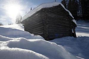 dolomitas nieve panorama cabaña de madera val badia armentara foto