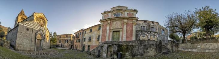 gato cerca de la basílica de la iglesia fieschi en lavagna foto