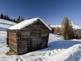 dolomitas nieve panorama cabaña de madera val badia armentara foto