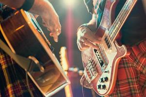 guitarrista y bajista de músicos pop durante una actuación grupal. foto