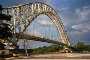 tenggarong, kalimantan oriental, indonesia - 15 de junio de 2021 - puente de la ciudad del rey tenggarong foto