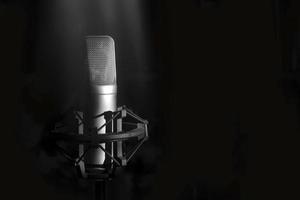 micrófono de estudio para cantante de fondo negro foto