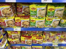 georgetown, penang, malasia, 2021 - filas de paquetes y fideos de taza a la venta dentro de un supermercado en farlim ayer itam foto