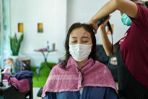 mujer con un corte de pelo. foto