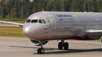 aeroflot de vista frontal na pista de táxi video