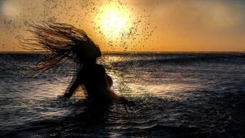 sluta rörelse av en ung kvinna badning i de hav i de sent eftermiddag video