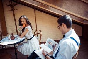 pareja romántica enamorada uniéndose en el café foto