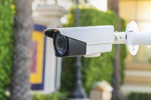 cctv camerasystem, cámara de vigilancia ip exterior de alta tecnología almacena hasta 24 horas de actividad de la cámara para reproducir más tarde.concepto de tecnología de seguridad para el hogar foto