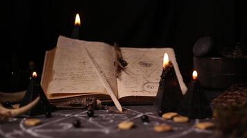 las velas de magia negra se queman. humo en el fondo de los atributos mágicos del arte negro. concepto de Halloween. video