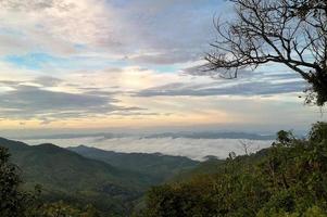 vista de la niebla cubre la montaña. foto