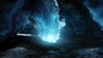 cueva de hielo de cristal azul debajo del glaciar en islandia video