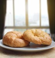 taza de café y croissant desayuno rápido foto