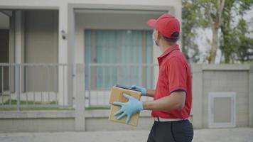 il corriere sta consegnando il pacco al destinatario nel villaggio. video