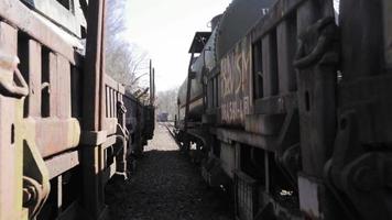 vieux wagons-citernes sur des voies ferrées abandonnées video