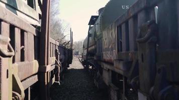 gamla tankvagnar på övergivna järnvägsspår video