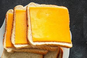 Sándwich de queso queso cheddar o mimolette comida fresca y saludable comida merienda dieta en la mesa espacio de copia fondo de alimentos foto
