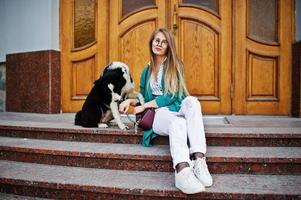 chica de moda con perro husky laika foto