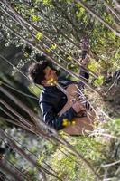 niño toca la guitarra rodeado de naturaleza foto