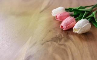flor de tulipán sobre fondo de madera foto