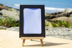 marco de madera con fondo borroso de océano y cielo azul foto