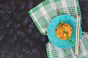 tyahan con pollo y verduras sobre fondo oscuro foto