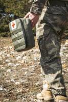 botiquín de primeros auxilios del ejército militar. médico soldado camuflado. foto