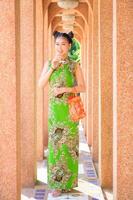bella mujer asiática fotografiada con trajes nacionales chinos para el evento del año nuevo chino