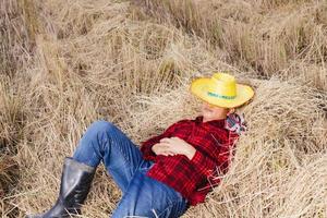 granjero asiático con rastrojo de arroz en el campo foto