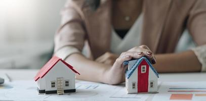 modelo de casa de seguros de propiedad proteger a mano - concepto inmobiliario foto