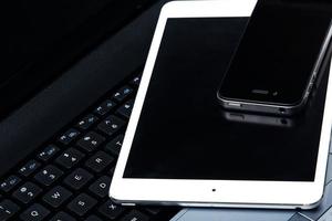 computadora portátil, tableta y teléfono inteligente foto