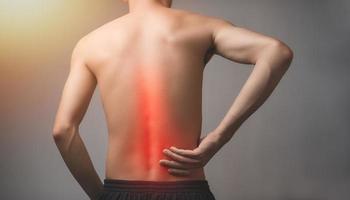 paciente varón con dolor de espalda, hueso, tendón, dolor concepto médico lesión foto