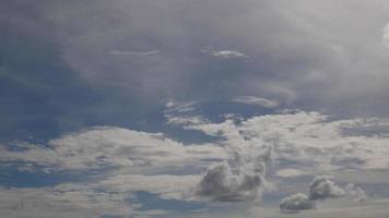 imagen del cielo de nubes blancas en un día caluroso foto