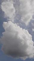 imagen del cielo de nubes blancas en un día caluroso foto