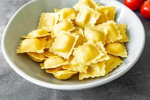 ravioli relleno de verduras comida fresca y saludable comida merienda dieta en la mesa espacio de copia fondo de comida veggie rústico vegano o vegetariano foto