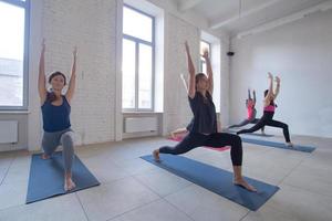 entrenamiento de clases de yoga, ejercicios matutinos en interiores blancos foto