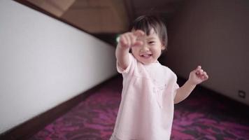 Aziatisch schattig baby meisje glimlachen wandelen richting camera, kleuter eerste stap, kinderen aan het leren hoe naar wandelen, weinig meisje ontwikkeling vaardigheid aan het leren leeftijd, zuiver onschuld, natuurlijk daglicht, gek grappig kind video