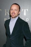 los angeles 11 de noviembre, aaron paul en la proyección de estreno de la verdad sea dicha en el teatro samuel goldwyn el 11 de noviembre de 2019 en beverly hills, ca foto