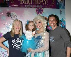 los angeles 26 de noviembre, adrienne frantz, amelie bailey, imitador de elsa, scott bailey en la segunda fiesta de cumpleaños de amelie bailey en una residencia privada el 26 de noviembre de 2017 en studio city, ca foto