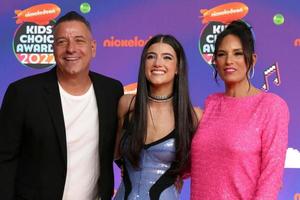 LOS ANGELES, APR 9 - Charli DAmelio, parents at the 2022 Kids Choice Awards at Barker Hanger on April 9, 2022 in Santa Monica, CA photo