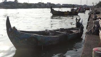 semarang, zentraljava, indonesien, 2021 - traditionelles fischerboot, das sich am hafen lehnt video