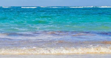 olas agua costa caribeña y playa vista panorámica tulum mexico.