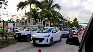 tulum quintana roo mexiko 2018 typische bunte straße straßenverkehr autos palmen von tulum mexiko. video