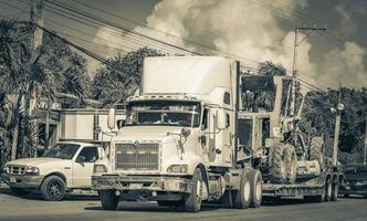 tulum quintana roo mexico 2022 camiones volquete y otros vehiculos industriales en tulum mexico. foto