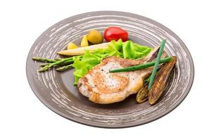 chuletón en el plato y fondo blanco foto