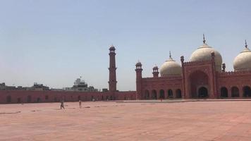 mosquée badshahi dans la ville fortifiée de lahore au punjab, au pakistan. zone de prière musulmane video