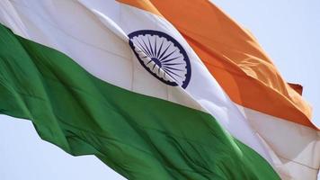 indiase vlag die hoog vliegt met trots in de blauwe lucht, indiase vlag wappert, indiase vlag op onafhankelijkheidsdag en republiek dag van india, tilt-up shot, wuivende indische vlag, vliegende indiase vlaggen video