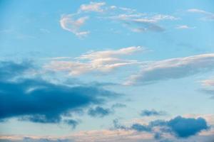 cielo azul oscuro del atardecer con nubes de lluvia foto