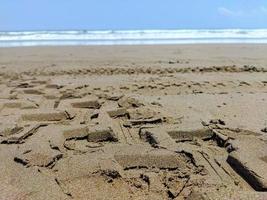 huellas de neumáticos atv en la playa de pangandaran foto