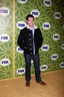 los angeles, 8 de enero - max greenfield llega a la fiesta fox tca, invierno 2012 en castle green el 8 de enero de 2012 en pasadena, ca foto